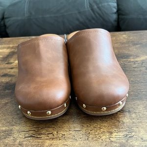 Universal thread clogs sz8.5